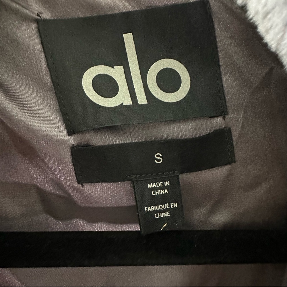 ALO YOGA FAUX FUR FOXY JACKET in FOG SZ S - Picture 6 of 11